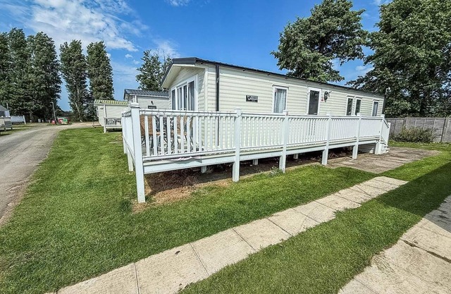 Beautiful caravan with decking at Manor Park in Hunstanton ref 23042B