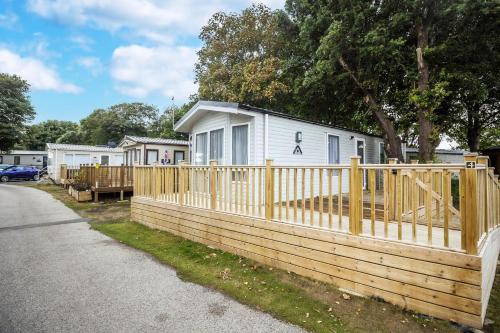 Beautiful Caravan With Decking At Azure Seas In Suffolk, Sleeps 6 Ref 32004Az