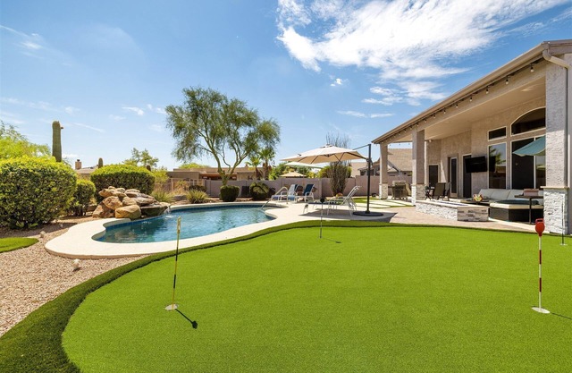 Beautiful Cave Creek Hm w/ Hot Tub, Pool, Putting Grn, 4 bedrooms