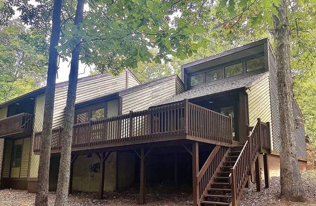 Beautiful Center Hill lake home nestled in woods. Minutes from lake access.