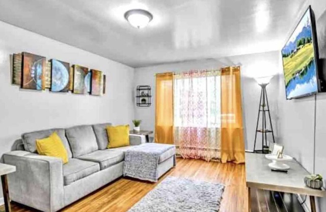 Beautiful, Centrally Located 1BR, 1Bath; W/ Sleeper Sofa, Sleeps 4!