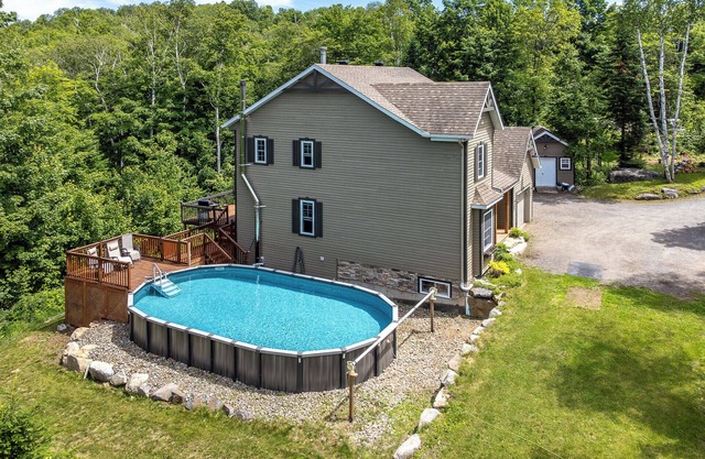 Beautiful Chalet located minutes away from ski hills