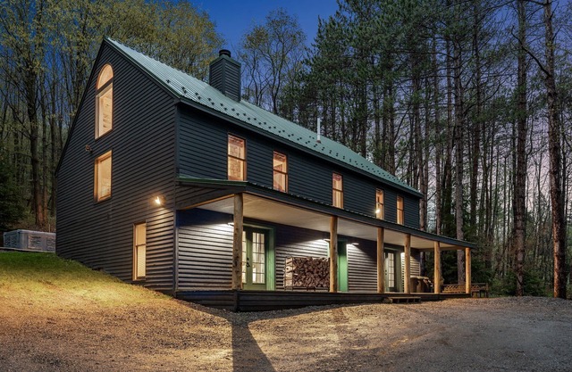Beautiful chalet on 5 acres - 2 min to Village!👌 Hot-Tub, Sauna, Fire Pit🔥