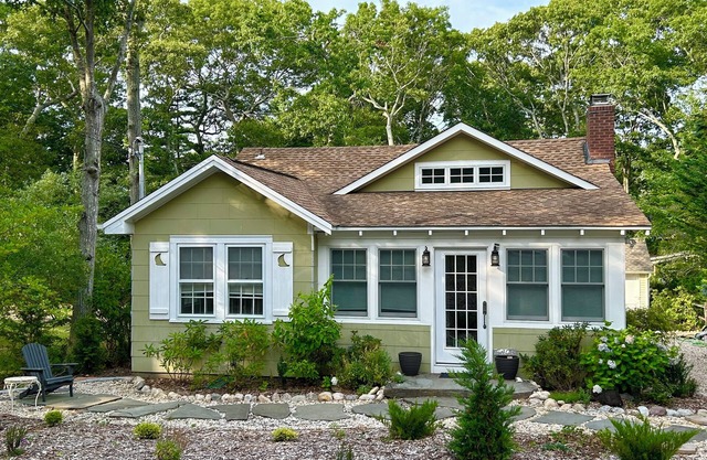 Beautiful charming 1930s fully renovated cottage walking distance to the beach!