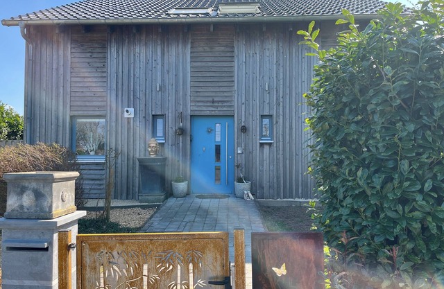 Schönes charmantes Holzhaus