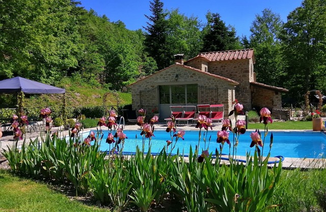 Schöne und romantische umgebaute Kastanienscheune für 2 Personen mit privatem Pool