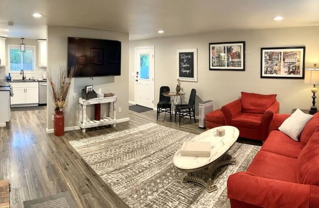 Beautiful, clean, well-stocked home - sleeps 7!