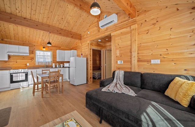 Cozy 2 BR Log Cottage w/Firepit Bbq, close to lakes, vineyards, zipline & Skiing
