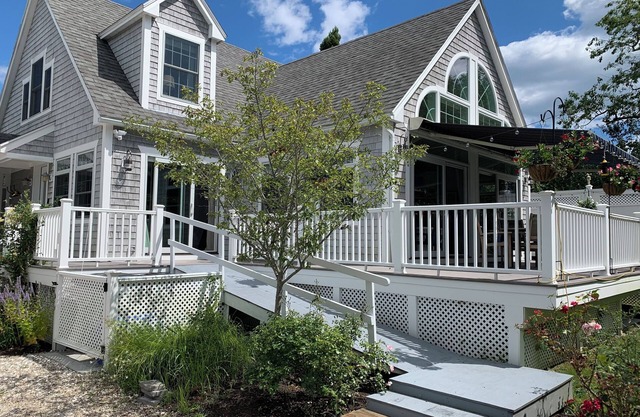 Beautiful Coastal Loft - 5 Minute Walk to Beach