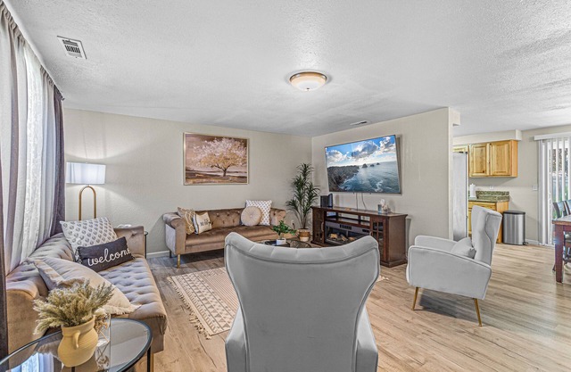 Beautiful & Comfortable Home in Central Point