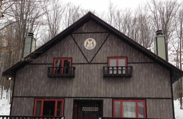 Schöne, gemütliche, rustikale Ski Chalet Schritte vom Ski Brule Mountain (rechte Seite)