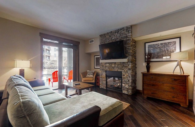 Beautiful condo w/bonus den & shared pool, hot tubs, game room, fitness & more
