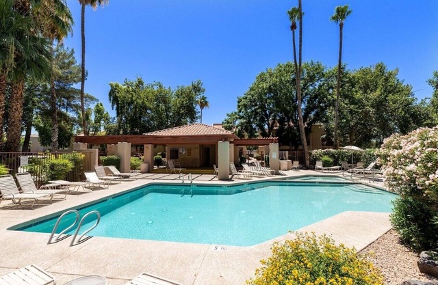 BEAutiful Condo centrally located in the heart of Scottsdale with KING bed!