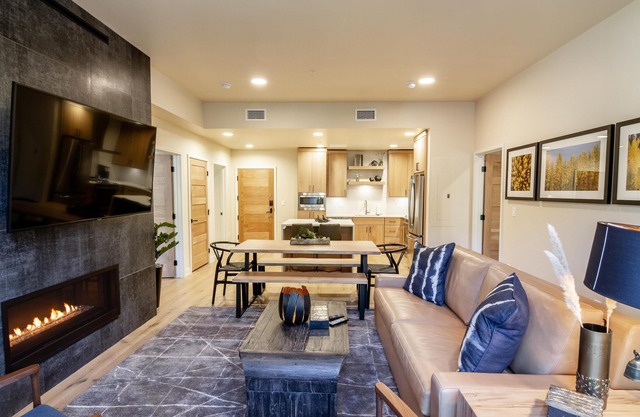 Beautiful Condo|Gas Fireplace|Mountain Views|Patio