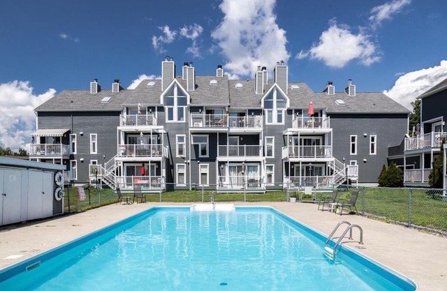 Beautiful condo in downtown Magog with Lake access and private pool!