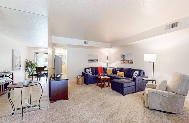 Beautiful Condo minutes from downtown, shared pools, hot tub, tennis & golf