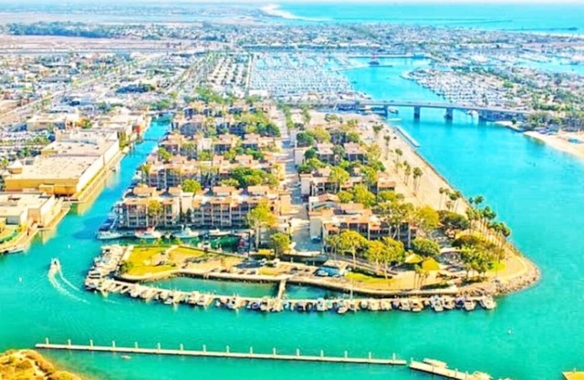 Beautiful Condo over looking Marina , Park your car and walk....