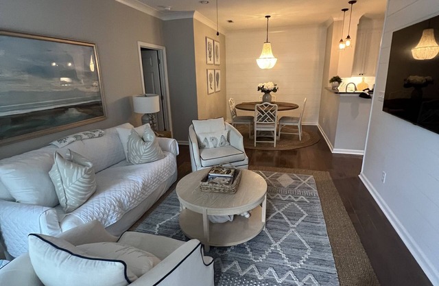 Beautiful condo that is minutes from the beach and Charleston