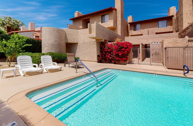Newly renovated condo w/ shared pools, less than a mile to downtown