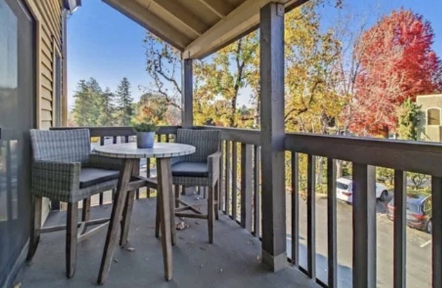 Beautiful condo w/fireplace in the heart of downtown Pleasant Hill