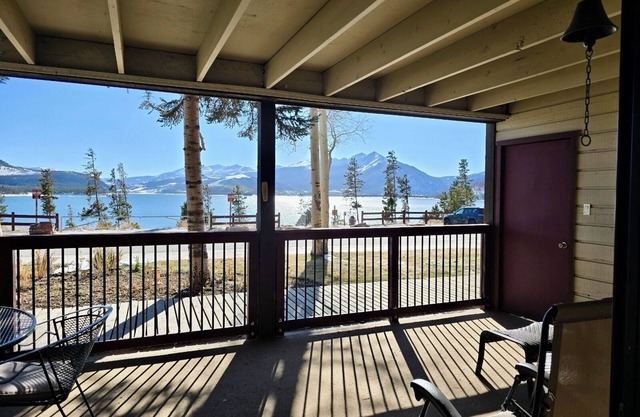 Beautiful Condo with Lake and Mountain View's right in the heart of Dillon