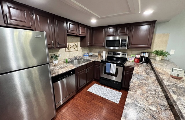 Beautiful Condo with Pool close to shops