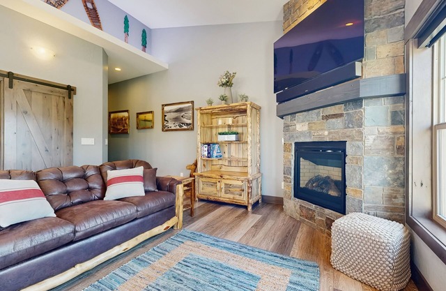 Beautiful condo with river views, deck, BBQ, WiFi, and nearby activities