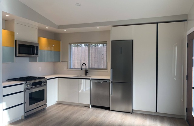 Beautiful contemporary studio. Just 5 minutes drive to Laguna seca and beach.