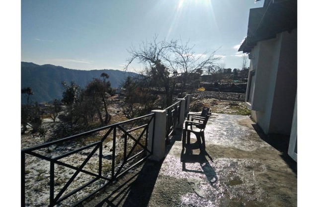 Schönes Ferienhaus im Schoß der Natur. Schöne Aussicht auf schneebedeckte Himalaya-Gipfel.