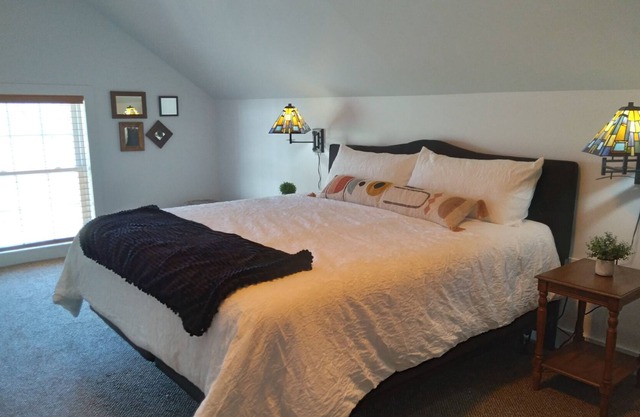 Beautiful Cottage at the end of a private road. Minutes to sking and shopping...