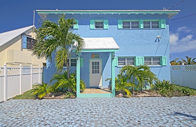 Wunderschönes Cottage, nur 60 Fuß vom atemberaubenden weißen Sandstrand entfernt