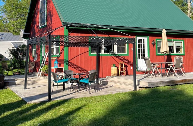 Beautiful cottage on Sandy Pond Inlet