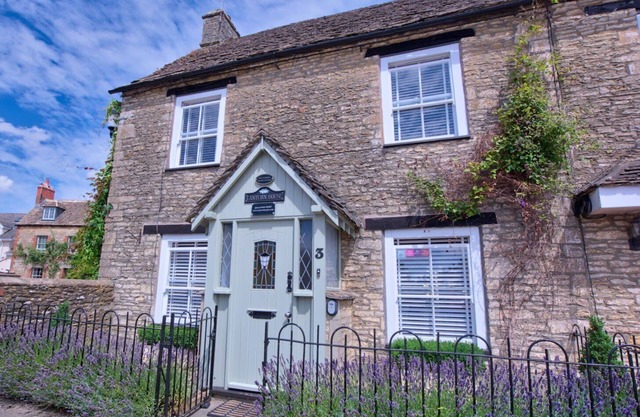 Beautiful Cottage in Picturesque Cotswolds Village