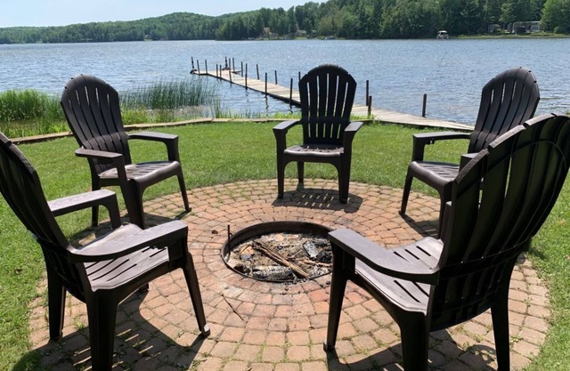 Beautiful Cottage on Lake 20 Minutes from Munising