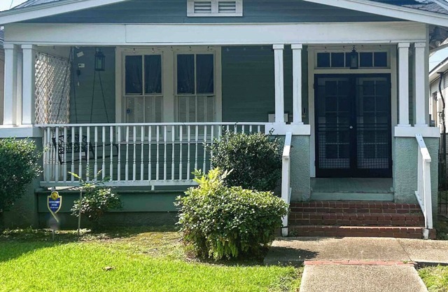 Beautiful Cottage - Prime Downtown Location