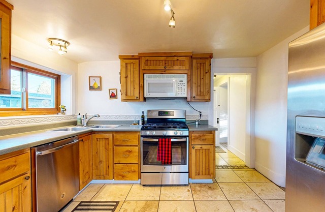 Beautiful cottage with mountain views, wifi + hear outdoor activities