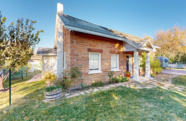 Beautiful cottage with mountain views, wifi + hear outdoor activities