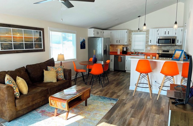 Beautiful cottage with gorgeous lake view, lake access and boat slip