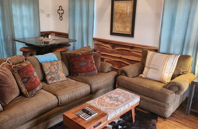 Beautiful cottage with large deck and lakefront access.