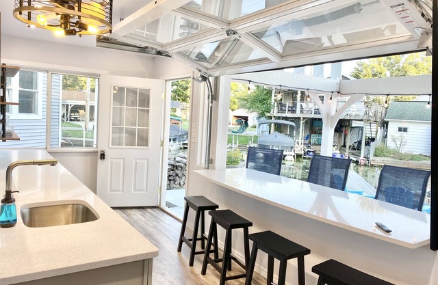 Beautiful cottage with lake access and bonus entertaining space!