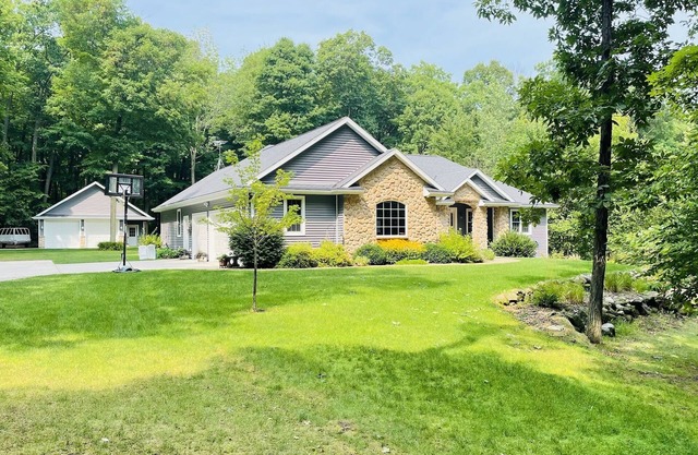 Beautiful Country Home Near Popular Hot Spots!