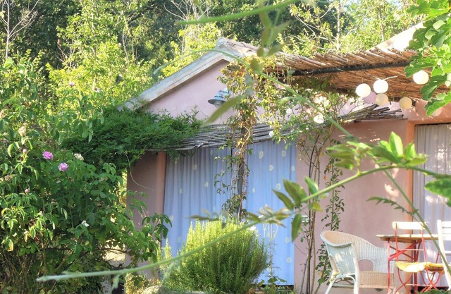 Schönes Landhaus auf Demeterhof mit Naturschwimmbad in Huegellandschaft