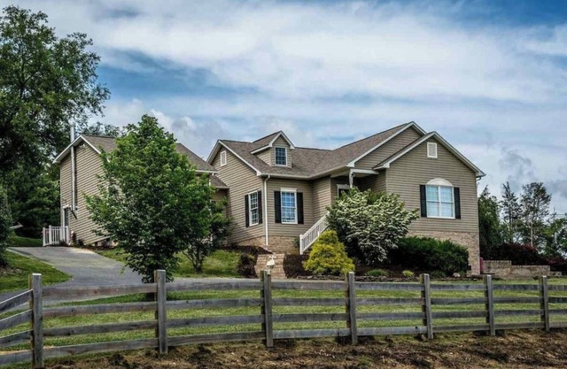 Beautiful Country Escape with gorgeous mountain views, Swim Spa, Game Room
