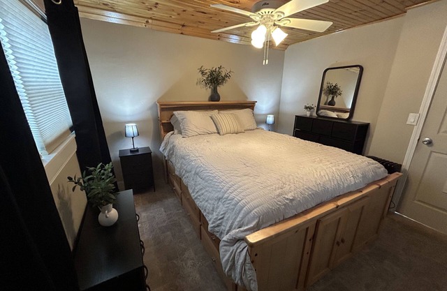 Beautiful, cozy 2 bedroom house on Brantingham Lake!