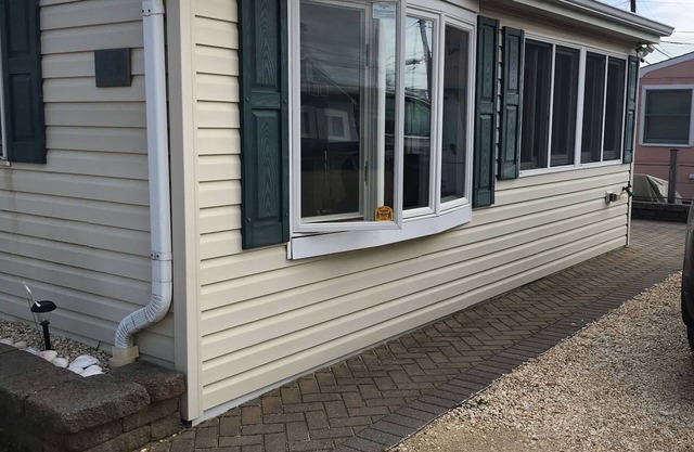 Beautiful Cozy Beach Cottage in Ocean Beach III - 8 houses from the beach!