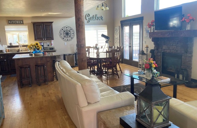 Beautiful & cozy cabin with a view of Bear Lake. Near the golf course!