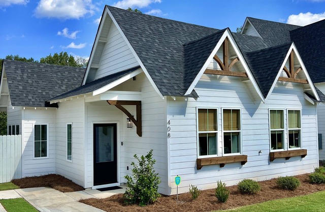 Beautiful cozy cottage located within a mile from Jordan-Hare Stadium
