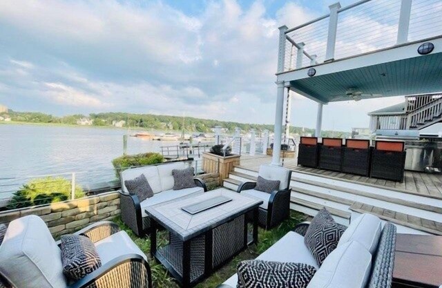 Beautiful cozy home w jacuzzi & dock for boat
