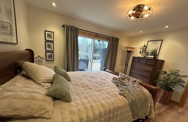 Beautiful, cozy lakeside home, minutes from ski, golf and ocean. Pet- friendly!