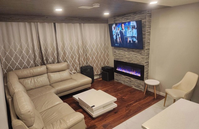 beautiful, cozy private and quiet house + heat garage (EV plug) - NO BASEMENT